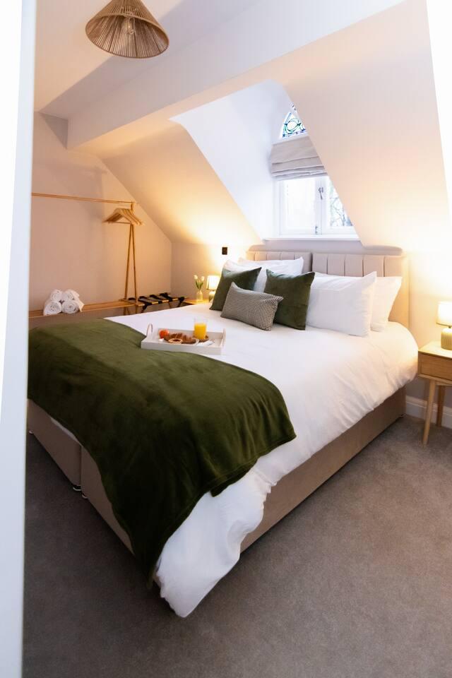 Stylish 2 Bed Flat Stockport | Free Parking & WiFi4
