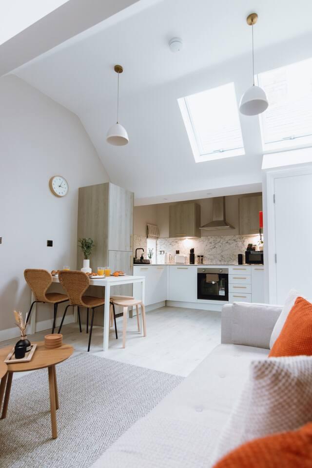 Stylish 2 Bed Flat Stockport | Free Parking & WiFi3