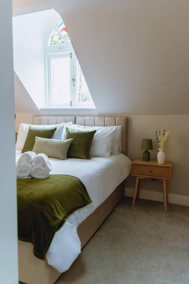 Stylish 2 Bed Flat Stockport | Free Parking & WiFi6